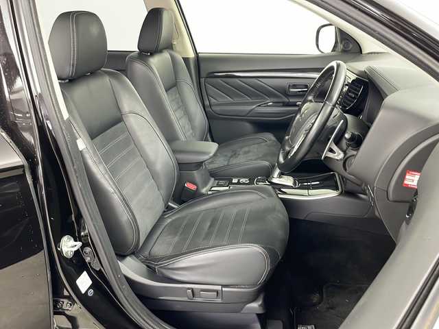 三菱 アウトランダー ＰＨＥＶ G ナビパッケージ 道央・札幌 2017(平29)年 4.6万km ルビーブラックP ・4WD/・寒冷地仕様/・純正ナビ&BT&CD&DVD&USB&iPod/・バックカメラ/・全方位カメラ/・ＡＬＰＩＮＥフリップダウンモニター/・レーダークルーズコントロール/・パワーバックドア/・前席シートヒーター/・ステアリングヒーター/・車線逸脱抑制システム/・衝突東軽減装置/・横滑り防止機能/・AC100V/・ETC/・オートブレーキホールド/・純正フロアマット/・プッシュスタート/・LEDヘッドライト/・オートライト/・スマートキー