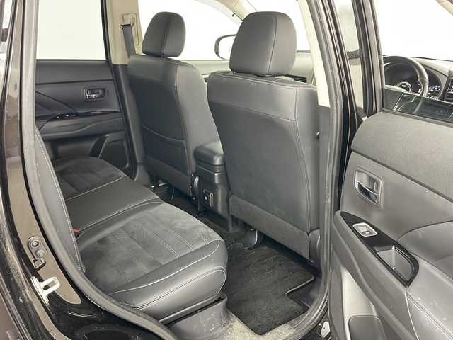 三菱 アウトランダー ＰＨＥＶ G ナビパッケージ 道央・札幌 2017(平29)年 4.6万km ルビーブラックP ・4WD/・寒冷地仕様/・純正ナビ&BT&CD&DVD&USB&iPod/・バックカメラ/・全方位カメラ/・ＡＬＰＩＮＥフリップダウンモニター/・レーダークルーズコントロール/・パワーバックドア/・前席シートヒーター/・ステアリングヒーター/・車線逸脱抑制システム/・衝突東軽減装置/・横滑り防止機能/・AC100V/・ETC/・オートブレーキホールド/・純正フロアマット/・プッシュスタート/・LEDヘッドライト/・オートライト/・スマートキー