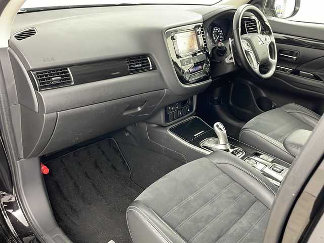 三菱 アウトランダー ＰＨＥＶ G ナビパッケージ 道央・札幌 2017(平29)年 4.6万km ルビーブラックP ・4WD/・寒冷地仕様/・純正ナビ&BT&CD&DVD&USB&iPod/・バックカメラ/・全方位カメラ/・ＡＬＰＩＮＥフリップダウンモニター/・レーダークルーズコントロール/・パワーバックドア/・前席シートヒーター/・ステアリングヒーター/・車線逸脱抑制システム/・衝突東軽減装置/・横滑り防止機能/・AC100V/・ETC/・オートブレーキホールド/・純正フロアマット/・プッシュスタート/・LEDヘッドライト/・オートライト/・スマートキー