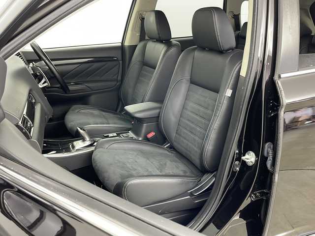 三菱 アウトランダー ＰＨＥＶ G ナビパッケージ 道央・札幌 2017(平29)年 4.6万km ルビーブラックP ・4WD/・寒冷地仕様/・純正ナビ&BT&CD&DVD&USB&iPod/・バックカメラ/・全方位カメラ/・ＡＬＰＩＮＥフリップダウンモニター/・レーダークルーズコントロール/・パワーバックドア/・前席シートヒーター/・ステアリングヒーター/・車線逸脱抑制システム/・衝突東軽減装置/・横滑り防止機能/・AC100V/・ETC/・オートブレーキホールド/・純正フロアマット/・プッシュスタート/・LEDヘッドライト/・オートライト/・スマートキー