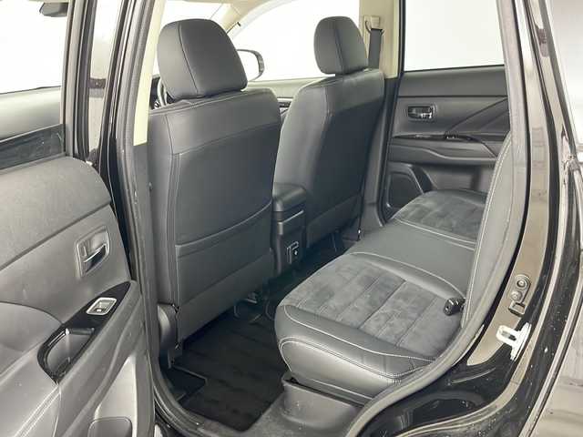 三菱 アウトランダー ＰＨＥＶ G ナビパッケージ 道央・札幌 2017(平29)年 4.6万km ルビーブラックP ・4WD/・寒冷地仕様/・純正ナビ&BT&CD&DVD&USB&iPod/・バックカメラ/・全方位カメラ/・ＡＬＰＩＮＥフリップダウンモニター/・レーダークルーズコントロール/・パワーバックドア/・前席シートヒーター/・ステアリングヒーター/・車線逸脱抑制システム/・衝突東軽減装置/・横滑り防止機能/・AC100V/・ETC/・オートブレーキホールド/・純正フロアマット/・プッシュスタート/・LEDヘッドライト/・オートライト/・スマートキー