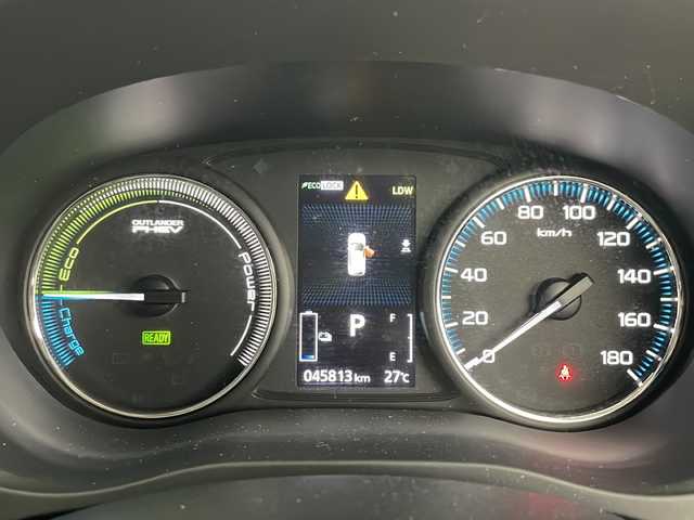 三菱 アウトランダー ＰＨＥＶ G ナビパッケージ 道央・札幌 2017(平29)年 4.6万km ルビーブラックP ・4WD/・寒冷地仕様/・純正ナビ&BT&CD&DVD&USB&iPod/・バックカメラ/・全方位カメラ/・ＡＬＰＩＮＥフリップダウンモニター/・レーダークルーズコントロール/・パワーバックドア/・前席シートヒーター/・ステアリングヒーター/・車線逸脱抑制システム/・衝突東軽減装置/・横滑り防止機能/・AC100V/・ETC/・オートブレーキホールド/・純正フロアマット/・プッシュスタート/・LEDヘッドライト/・オートライト/・スマートキー