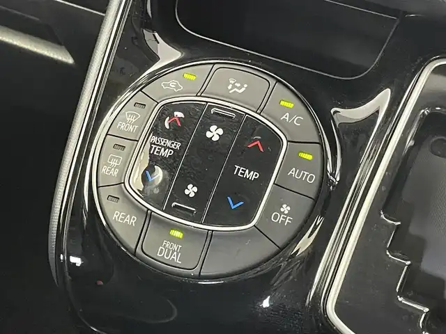 トヨタ ヴォクシー ZS 煌Ⅱ 埼玉県 2016(平28)年 7.4万km アイスチタニウムマイカメタリック 純正１０インチナビ　フリップダウンモニター　バックカメラ　セーフティセンスＣ　両側パワースライドドア　ドライブレコーダー　ビルトインＥＴＣ　ＨＩＤライト　純正アルミホイール　オートハイビーム　地デジ