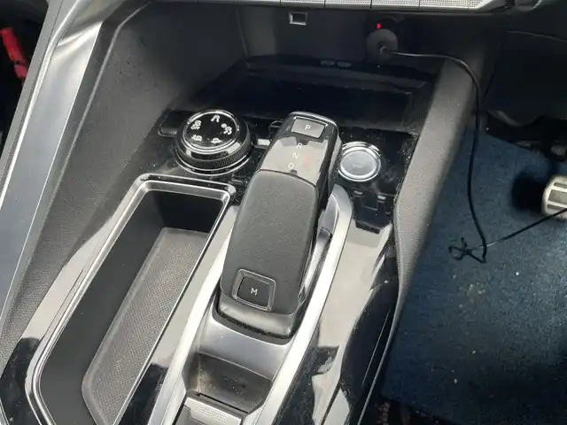 プジョー ３００８ GT ブルー HDi 滋賀県 2018(平30)年 7.8万km パール 8型純正ナビ/Bluetooth/Apple Car Play/USB/全方位カメラ/追従クルーズコントロール/サンルーフ/シートヒーター/ハーフレザーシート/ワイヤレス充電/LEDヘッドライト/ETC/ブラインドスポットモニター/電動リアゲート/前後ソナー/MTモード付AT/純正18インチAW