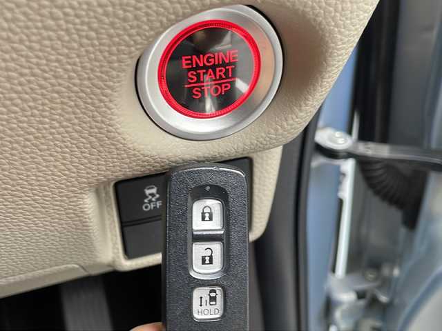 ホンダ Ｎ ＢＯＸ G L ホンダセンシング 愛知県 2017(平29)年 6万km モーニングミストブルーM 純正Gathersナビ/フルセグTV・CD・DVD・Bluetooth/バックカメラ/左側パワースライドドア/Honda SENSING/CMBS/誤発進抑制機能/後方発進抑制機能/歩行者事故低減ステアリング/路外逸脱抑制機能/標識認識機能/アダプティブ・クルーズ・コントロール（ACC）/レーン・キープ・アシスト・システム（LCC）/オートハイビーム/先行車発進お知らせ機能/ETC車載器/オートライト/LEDヘッドライト/スマートキー/プッシュスタート/ステアリングスイッチ/純正フロアマット/純正ドアバイザー/ベンチシート/ディーラー点検整備記録簿（R4・R5)/保証書/スペアスマートキー