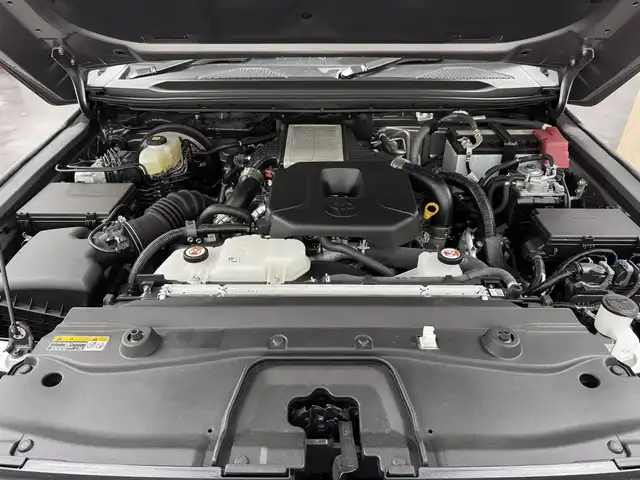 トヨタ ランドクルーザー ２５０ ZX 三重県 2024(令6)年 0.6万km アバンギャルドブロンズメタリック ディーゼル・ターボ/パートタイム4WD/MTモード付フロア8AT/12.3インチナビ/（AM/FM/TV/Bluetooth/USB/iPod/CarPlay/AndroidAuto/Miracast）/パノラミックビューモニター/JBLプレミアムサウンドシステム（14スピーカー）/モデリスタ シグネチャーイルミブレード＆オーバーフェンダー/ドライブレコーダー前後/ETC2.0/Toyota Safety Sense/●PCS/●緊急時操舵支援＋FCTA：フロントクロストラフィックアラート＋LCA：レーンチェンジアシスト/●LTA/●AHS/●全車速追従機能付レーダークルコン/●RSA：ロードサインアシスト/●PDA：プロアクティブドライビングアシスト/・BSM：ブラインドスポットモニター＋SEA：安心降車アシスト＋AVSP：周辺車両接近時サポート（録画機能）/・ドライバーモニター/・PKSB/・トヨタチームメイト（アドバンストドライブ：渋滞時支援）/装備/・寒冷地仕様/・ムーンルーフ/・デジタルインナーミラー/・茶革シート/・冷暖シート（D/N/2nd）＋ステアリングヒーター/・ハンズフリーパワーバックドア/・カラーHUD/・左右＆後席独立オートエアコン/・パワーシート（Dメモリー付8way/N4way）/など