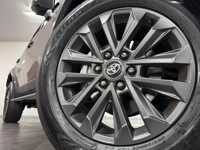 トヨタ ランドクルーザー ２５０ ZX 三重県 2024(令6)年 0.6万km アバンギャルドブロンズメタリック ディーゼル・ターボ/パートタイム4WD/MTモード付フロア8AT/12.3インチナビ/（AM/FM/TV/Bluetooth/USB/iPod/CarPlay/AndroidAuto/Miracast）/パノラミックビューモニター/JBLプレミアムサウンドシステム（14スピーカー）/モデリスタ シグネチャーイルミブレード＆オーバーフェンダー/ドライブレコーダー前後/ETC2.0/Toyota Safety Sense/●PCS/●緊急時操舵支援＋FCTA：フロントクロストラフィックアラート＋LCA：レーンチェンジアシスト/●LTA/●AHS/●全車速追従機能付レーダークルコン/●RSA：ロードサインアシスト/●PDA：プロアクティブドライビングアシスト/・BSM：ブラインドスポットモニター＋SEA：安心降車アシスト＋AVSP：周辺車両接近時サポート（録画機能）/・ドライバーモニター/・PKSB/・トヨタチームメイト（アドバンストドライブ：渋滞時支援）/装備/・寒冷地仕様/・ムーンルーフ/・デジタルインナーミラー/・茶革シート/・冷暖シート（D/N/2nd）＋ステアリングヒーター/・ハンズフリーパワーバックドア/・カラーHUD/・左右＆後席独立オートエアコン/・パワーシート（Dメモリー付8way/N4way）/など