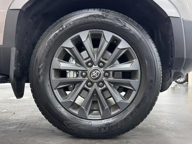 トヨタ ランドクルーザー ２５０ ZX 三重県 2024(令6)年 0.6万km アバンギャルドブロンズメタリック ディーゼル・ターボ/パートタイム4WD/MTモード付フロア8AT/12.3インチナビ/（AM/FM/TV/Bluetooth/USB/iPod/CarPlay/AndroidAuto/Miracast）/パノラミックビューモニター/JBLプレミアムサウンドシステム（14スピーカー）/モデリスタ シグネチャーイルミブレード＆オーバーフェンダー/ドライブレコーダー前後/ETC2.0/Toyota Safety Sense/●PCS/●緊急時操舵支援＋FCTA：フロントクロストラフィックアラート＋LCA：レーンチェンジアシスト/●LTA/●AHS/●全車速追従機能付レーダークルコン/●RSA：ロードサインアシスト/●PDA：プロアクティブドライビングアシスト/・BSM：ブラインドスポットモニター＋SEA：安心降車アシスト＋AVSP：周辺車両接近時サポート（録画機能）/・ドライバーモニター/・PKSB/・トヨタチームメイト（アドバンストドライブ：渋滞時支援）/装備/・寒冷地仕様/・ムーンルーフ/・デジタルインナーミラー/・茶革シート/・冷暖シート（D/N/2nd）＋ステアリングヒーター/・ハンズフリーパワーバックドア/・カラーHUD/・左右＆後席独立オートエアコン/・パワーシート（Dメモリー付8way/N4way）/など
