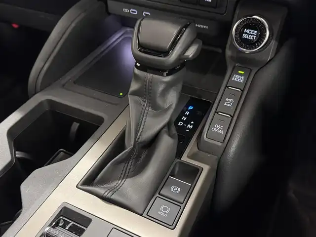 トヨタ ランドクルーザー ２５０ ZX 三重県 2024(令6)年 0.6万km アバンギャルドブロンズメタリック ディーゼル・ターボ/パートタイム4WD/MTモード付フロア8AT/12.3インチナビ/（AM/FM/TV/Bluetooth/USB/iPod/CarPlay/AndroidAuto/Miracast）/パノラミックビューモニター/JBLプレミアムサウンドシステム（14スピーカー）/モデリスタ シグネチャーイルミブレード＆オーバーフェンダー/ドライブレコーダー前後/ETC2.0/Toyota Safety Sense/●PCS/●緊急時操舵支援＋FCTA：フロントクロストラフィックアラート＋LCA：レーンチェンジアシスト/●LTA/●AHS/●全車速追従機能付レーダークルコン/●RSA：ロードサインアシスト/●PDA：プロアクティブドライビングアシスト/・BSM：ブラインドスポットモニター＋SEA：安心降車アシスト＋AVSP：周辺車両接近時サポート（録画機能）/・ドライバーモニター/・PKSB/・トヨタチームメイト（アドバンストドライブ：渋滞時支援）/装備/・寒冷地仕様/・ムーンルーフ/・デジタルインナーミラー/・茶革シート/・冷暖シート（D/N/2nd）＋ステアリングヒーター/・ハンズフリーパワーバックドア/・カラーHUD/・左右＆後席独立オートエアコン/・パワーシート（Dメモリー付8way/N4way）/など