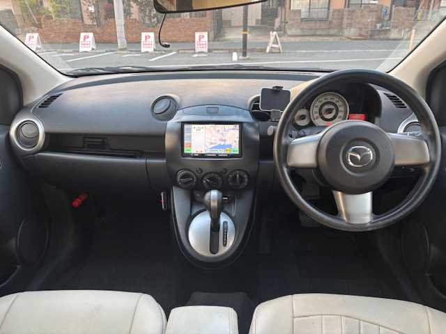 マツダ デミオ 13C 宮城県 2010(平22)年 11.6万km ラディアントエボニーマイカ 登録時走行距離１１５８３９ｋｍ/シートカバー/ステアリングカバー/レベライザー/電格ミラー/純正ワンセグナビ/AM/FM/iPad/ETC(社外)/スタッドレスタイヤ付き/夏タイヤAW付き