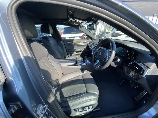 ＢＭＷ ５２３ｄ Mスポーツ 福岡県 2019(平31)年 7.9万km シルバー ・サンルーフ/・アクティブクルーズコントロール/・純正ナビ／ＵＳＢ／Ｂｌｕｅｔｏｏｔｈ/carplay/・全方位カメラ/・ハーフレザーシート/シートヒーター/エアシート/・フルセグ/・純正19AW/・LEDライト/・ディスプレイキー/・インテリジェントセーフティ