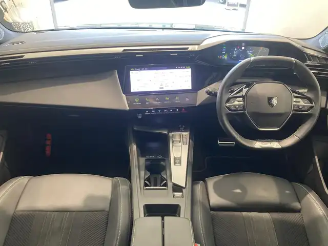 プジョー ３０８ GT ブルーHDi 熊本県 2023(令5)年 0.6万km 緑 ・スマートキー/・プッシュスタート/・アクティブセーフティブレーキ/・道路標識認識/・ドライバーアテンションアラート/・リアクロストラフィックアラート/・パーキングセンサー/・レーンキープアシスト/・インテリジェントハイビーム/・クルーズコントロール(追従式)/・ハーフレザーシート/・D席パワーシート /・前席シートヒーター /・純正メモリナビ/　【Bluetooth・USB・AppleCarPlay・AndroidAuto】/・全方位カメラ/・ETC/・ドライブレコーダー(前後録画)/・LEDヘッドランプ/・純正マット/・保証書/取説