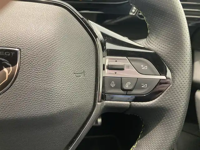 プジョー ３０８ GT ブルーHDi 熊本県 2023(令5)年 0.6万km 緑 ・スマートキー/・プッシュスタート/・アクティブセーフティブレーキ/・道路標識認識/・ドライバーアテンションアラート/・リアクロストラフィックアラート/・パーキングセンサー/・レーンキープアシスト/・インテリジェントハイビーム/・クルーズコントロール(追従式)/・ハーフレザーシート/・D席パワーシート /・前席シートヒーター /・純正メモリナビ/　【Bluetooth・USB・AppleCarPlay・AndroidAuto】/・全方位カメラ/・ETC/・ドライブレコーダー(前後録画)/・LEDヘッドランプ/・純正マット/・保証書/取説