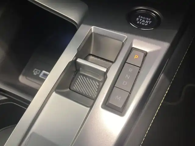 プジョー ３０８ GT ブルーHDi 熊本県 2023(令5)年 0.6万km 緑 ・スマートキー/・プッシュスタート/・アクティブセーフティブレーキ/・道路標識認識/・ドライバーアテンションアラート/・リアクロストラフィックアラート/・パーキングセンサー/・レーンキープアシスト/・インテリジェントハイビーム/・クルーズコントロール(追従式)/・ハーフレザーシート/・D席パワーシート /・前席シートヒーター /・純正メモリナビ/　【Bluetooth・USB・AppleCarPlay・AndroidAuto】/・全方位カメラ/・ETC/・ドライブレコーダー(前後録画)/・LEDヘッドランプ/・純正マット/・保証書/取説