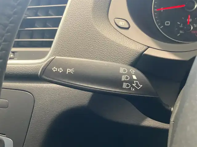 アウディ Ｑ３ 1．4 TFSI 熊本県 2015(平27)年 6.1万km ベージュ ・スマートキー/・プッシュスタート/・パーキングエイド/・ドライバー疲労警告/・純正HDDナビ/　【DVD・Bluetooth・SD・MSV】/・フルセグTV/・バックカメラ/・ETC/・ドライブレコーダー(前後録画)/・パワーバックドア/・革調シートカバー/・HIDヘッドランプ/・純正マット/・純正バイザー