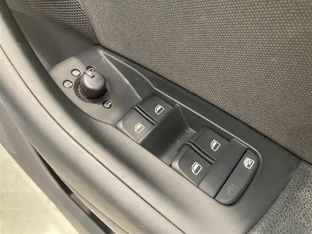 アウディ Ｑ３ 1．4 TFSI 熊本県 2015(平27)年 6.1万km ベージュ ・スマートキー/・プッシュスタート/・パーキングエイド/・ドライバー疲労警告/・純正HDDナビ/　【DVD・Bluetooth・SD・MSV】/・フルセグTV/・バックカメラ/・ETC/・ドライブレコーダー(前後録画)/・パワーバックドア/・革調シートカバー/・HIDヘッドランプ/・純正マット/・純正バイザー