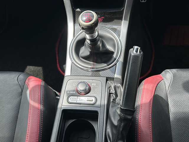 スバル ＷＲＸ ＳＴＩ STI 大阪府 2014(平26)年 6.3万km クリスタルブラックシリカ アプライドA型/ターボ　４ＷＤ　社外ナビ　ＣＤ　ＤＶＤ　ＢＴ　フルセグＴＶ　バックカメラ　　ドラレコ　　革シート　前席シートヒーター　　前席パワーシート　　オートライト　ＥＴＣ　スマートキー