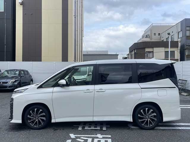 トヨタ ヴォクシー ハイブリッド S－Z 広島県 2025(令7)年 0.1万km未満 ホワイトパールクリスタルシャイン /登録時走行距離/　　　　　　　19キロ/ワンオーナー/純正ナビ/全方位モニター/地デジ/ハーフレザーシート/シートヒーター/左パワーステップ/両側パワースライドドア/パワーバックドア/2列目オットマンシート/クルーズコントロール/HUD/デジタルインナーミラー/スペアキー×１/ビルトインETC/新車時整備手帳/　　【保証書】/取扱説明書/