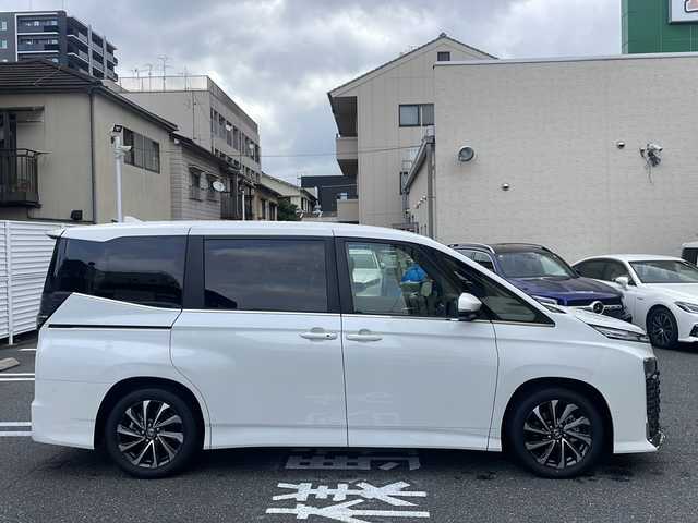 トヨタ ヴォクシー ハイブリッド S－Z 広島県 2025(令7)年 0.1万km未満 ホワイトパールクリスタルシャイン /登録時走行距離/　　　　　　　19キロ/ワンオーナー/純正ナビ/全方位モニター/地デジ/ハーフレザーシート/シートヒーター/左パワーステップ/両側パワースライドドア/パワーバックドア/2列目オットマンシート/クルーズコントロール/HUD/デジタルインナーミラー/スペアキー×１/ビルトインETC/新車時整備手帳/　　【保証書】/取扱説明書/