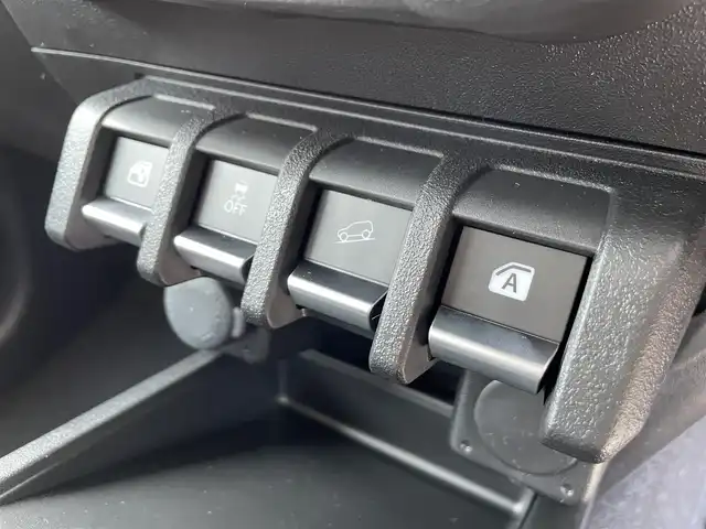 スズキ ジムニー XC 佐賀県 2025(令7)年 0.1万km未満 ピュアホワイトP ワンオーナー/パートタイム４WD/クルーズコントロール/車線逸脱警報システム/衝突被害軽減ブレーキ/クリアランスソナー/D＋N席シートヒーター/ミラーヒーター/ステアリングリモコン/オートマチックハイビーム/ウィンカーミラー/純正16インチアルミホイール/純正LEDヘッドライト/純正フォグライト/新車保証書/取扱説明書/スペアキー１本