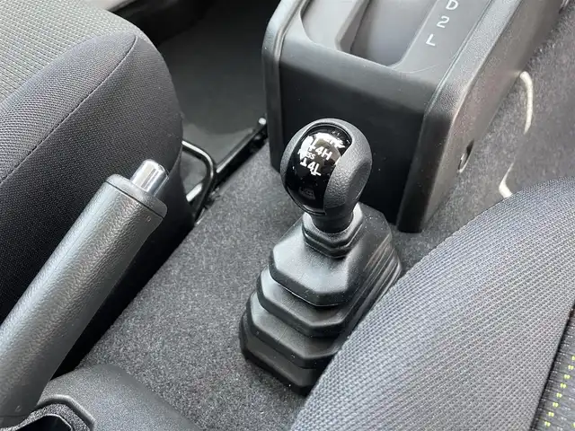 スズキ ジムニー XC 佐賀県 2025(令7)年 0.1万km未満 ピュアホワイトP ワンオーナー/パートタイム４WD/クルーズコントロール/車線逸脱警報システム/衝突被害軽減ブレーキ/クリアランスソナー/D＋N席シートヒーター/ミラーヒーター/ステアリングリモコン/オートマチックハイビーム/ウィンカーミラー/純正16インチアルミホイール/純正LEDヘッドライト/純正フォグライト/新車保証書/取扱説明書/スペアキー１本