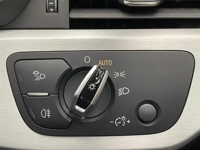 アウディ Ａ４ アバント 2.0TFSIクワトロスポーツ 滋賀県 2017(平29)年 5.5万km クォーツグレーM 純正7インチナビ/・TV・Bluetooth・CD・AUX/全方位カメラ/プレミアムサウンド(bang&olufsen)/パーキングセンサー/パーキングアシスト/クルーズコントロール/横滑り防止機能/前後ドライブレコーダー/ビルトインETC/パドルシフト/ステアリングスイッチ/電子パーキング機能/ブレーキホールド機能/GPSレシーバー