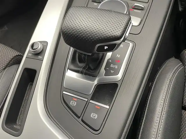 アウディ Ａ４ アバント 2.0TFSIクワトロスポーツ 滋賀県 2017(平29)年 5.5万km クォーツグレーM 純正7インチナビ/・TV・Bluetooth・CD・AUX/全方位カメラ/プレミアムサウンド(bang&olufsen)/パーキングセンサー/パーキングアシスト/クルーズコントロール/横滑り防止機能/前後ドライブレコーダー/ビルトインETC/パドルシフト/ステアリングスイッチ/電子パーキング機能/ブレーキホールド機能/GPSレシーバー