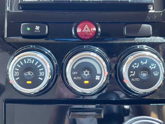 三菱 デリカＤ：５ D－Power package 石川県 2015(平27)年 8.2万km ウォームホワイトP/クールシルバー パドルシフト/室内カーテン/シートヒーター/ビルトインＥＴＣ/純正アルミホイール/横滑り防止装置/ABS/４WD/バックカメラ/オートライト/7インチ社外ナビ/Bluetooth/フルセグテレビ/スペアキー/クルーズコントロール/前後ドライブレコーダー/両側電動ドア/カーテンエアバッグ