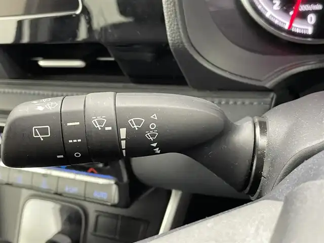 トヨタ ヴォクシー S－Z 熊本県 2023(令5)年 1.4万km ホワイトパールクリスタルシャイン 純正８インチナビ（ＣＤ・ＤＶＤ・フルセグ・ＢＴ）/バックカメラ　/ビルトインＥＴＣ２．０　/両側パワースライドドア　/前後クリアランスソナー　/トヨタセーフティーセンス/・プリクラッシュセーフティ/・ブラインドスポットモニター/・アダブティブクルーズコントロール/・オートハイビーム/・レーンディパーチャーアラート/・プロアクティブドライビングアシスト/・リアクロストラフィックアラート/・レーンディパーチャーアラート/・フロントクロストラフィックアラート/・アドバンストドライブ/横滑り防止/社外フロアマット/純正１７インチAW/オートライト/LEDヘッドライト/フォグライト/スマートキー/プッシュスタート/スペアキー1本
