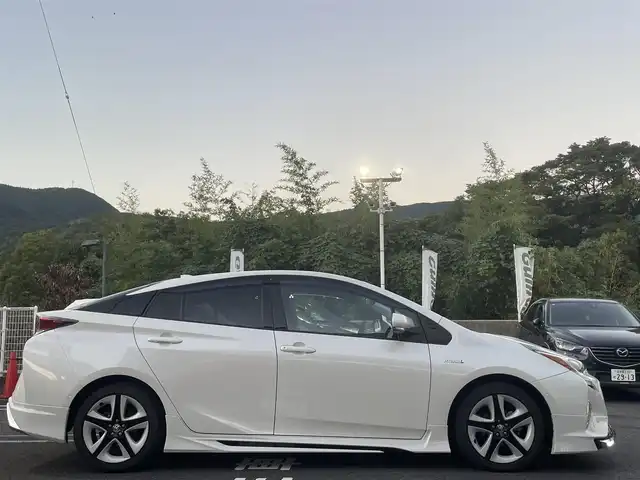 トヨタ プリウス A ツーリングセレクション 長崎県 2018(平30)年 7.6万km ホワイトパールクリスタルシャイン 社外SDナビ/・AM/FM/BT/CD/DVD/HDMI/フルセグTV/バックカメラ/モデリスタエアロ/ステアリングスイッチ/クルーズコントロール/HUD/プリクラッシュセーフティ/コーナーセンサー/BSM/ふらつき検知/ビルトインETC/前席シートヒーター/前方ドライブレコーダー/フロアマット/取扱説明書/スペアキー/エンジンスターター