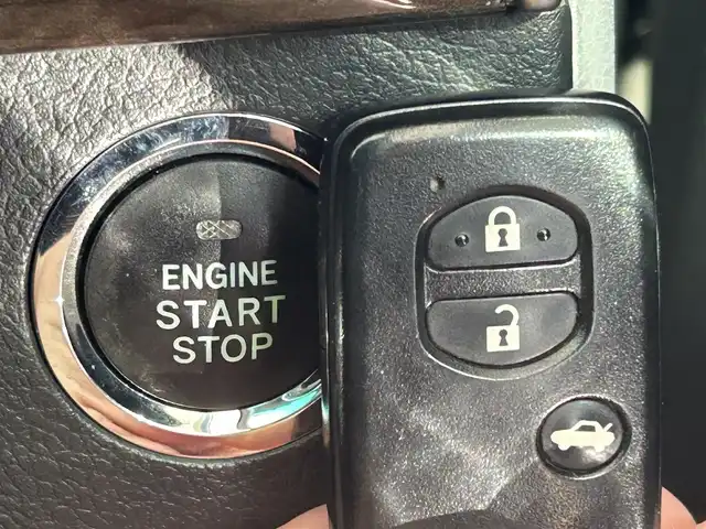 トヨタ マークＸ 250G 愛知県 2012(平24)年 4.2万km ホワイトパールクリスタルシャイン ワンオーナー/純正SDナビ(FM/AM/CD/DVD/BT/DS/フルセグ)/バックカメラ/パワーシート(D席)/ドライブレコーダー/HIDヘッドライト/フォグランプ/純正AW16インチ/電動格納ミラー/純正フロアマット/ETC/ドアバイザー/プッシュスタート/スマートキー・スペアキー１本/ステアリングリモコン/ABS/取扱説明書・保証書