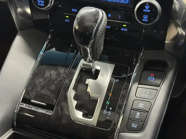 トヨタ アルファードハイブリット SR Cパッケージ 三重県 2020(令2)年 4万km ホワイトパールクリスタルシャイン ハイブリッド/E-Four（4WD）/MTモード付インパネCVT/JBLプレミアムサウンド*/純正10.5インチナビ/（FM/AM/CD/DVD/Blu-ray/SDREC/SD/USB/Bluetooth/VTR/HDMI/TV/AUX/Miracast/CarPlay/AndroidAuto）/13.3インチ 後席モニター*/パノラミックビューモニター*/モデリスタエアロ（F/S/R下）/両側パワースライドドア/ドライブレコーダー 前方/ビルトイン ETC2.0/Toyota Safety Sense/・PCS/・LTA/・【OP】BSM & RCTA*1/・パーキングサポートブレーキ（静止物・後方接近車両）/・アダプティブハイビームシステム/・レーダークルコン/・ロードサインアシスト/・インテリジェントパーキングアシスト*/など/装備/・ツインムーンルーフ*/・デジタルインナーミラー*1/・合皮シート/・パワーシート（D/N）/・エグゼクティブパワーシート（電動リクライニング＆オットマン）/・パワーバックドア/・シートヒーター、ベンチレーション（D/N）/・ステアリングヒーター/・左右＆後席独立オートエアコン/・おくだけ充電*/・3眼LEDヘッドランプ/・スマートキーx2/・保/取/ナビ取/など/*メーカーOP