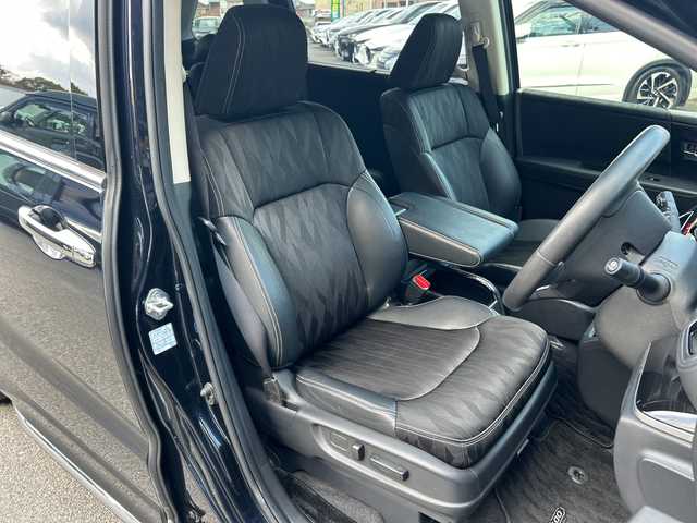 ホンダ オデッセイ ハイブリッド アブソルート・EXホンダセンジング 大阪府 2019(平31)年 2.7万km プレミアムヴィーナスブラックP BSM/11.6インチ純正ナビ(BT/フルセグ/HDMI/USB/DVD)/アラウンドビューモニター/フリップダウンモニター/レーダークルーズコントロール/衝突被害軽減システム/レーンキープアシスト/両側パワースライドドア/パワーシート/シートヒーター/ハーフレザーシート/ETC2.0/LEDヘッドライト/オートライト/オートマチックハイビーム/純正フロアマット/純正アルミホイール/スペアキー