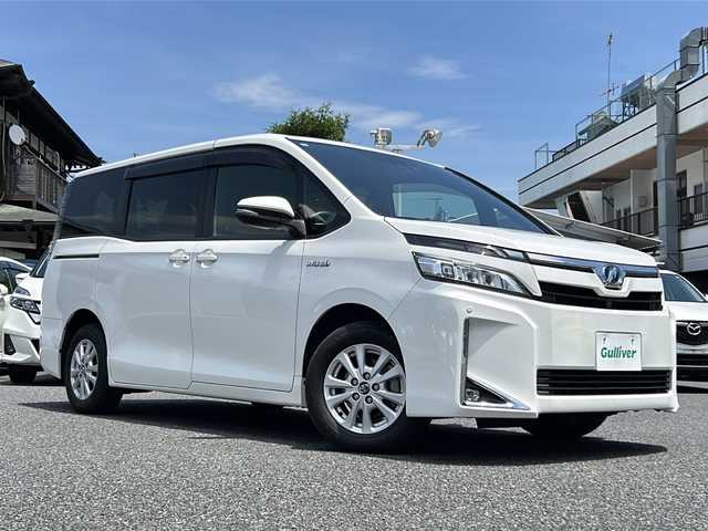 トヨタ ヴォクシー ハイブリッド V 東京都 2017(平29)年 4.8万km ホワイトパールクリスタルシャイン ワンオーナー/純正10インチナビ（NSZN-Z66T)/（T-Connect/フルセグ/HDMI/Bluetooth/USB）/Toyota Safety Sense/・プリクラッシュセーフティー/・レーンディパーチャーアラート/・オートマチックハイビーム/クルーズコントール/バックカメラ/純正フリップダウンモニター/純正ドライブレコーダー前後(DRT-H66A)/純正15インチアルミ/純正フロアマット/両側パワースライドドア/前席シートヒーター/ビルトインETC2.0/ドアバイザー/スマートキー/スペアキー1本/保証書/取説