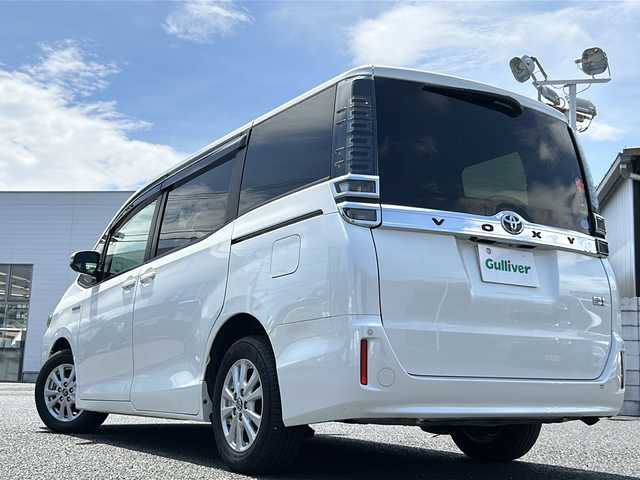 トヨタ ヴォクシー ハイブリッド V 東京都 2017(平29)年 4.8万km ホワイトパールクリスタルシャイン ワンオーナー/純正10インチナビ（NSZN-Z66T)/（T-Connect/フルセグ/HDMI/Bluetooth/USB）/Toyota Safety Sense/・プリクラッシュセーフティー/・レーンディパーチャーアラート/・オートマチックハイビーム/クルーズコントール/バックカメラ/純正フリップダウンモニター/純正ドライブレコーダー前後(DRT-H66A)/純正15インチアルミ/純正フロアマット/両側パワースライドドア/前席シートヒーター/ビルトインETC2.0/ドアバイザー/スマートキー/スペアキー1本/保証書/取説