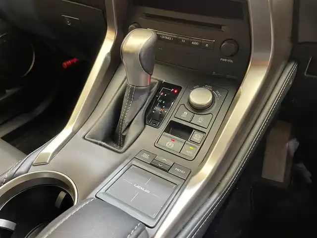 レクサス ＮＸ 200t Iパッケージ 岩手県 2014(平26)年 7万km ソニッククォーツ ガラスルーフ/ターボ/アイドリングストップ/横滑り防止装置/クルーズコントロール/衝突被害軽減システム/コーナーセンサー/合皮シート/パワーシート/シートヒーター/ステアリングヒーター/純正ナビ/フルセグTV/Blu-ray再生/ETC/AC100V/LEDヘッドライト/社外アルミホイール