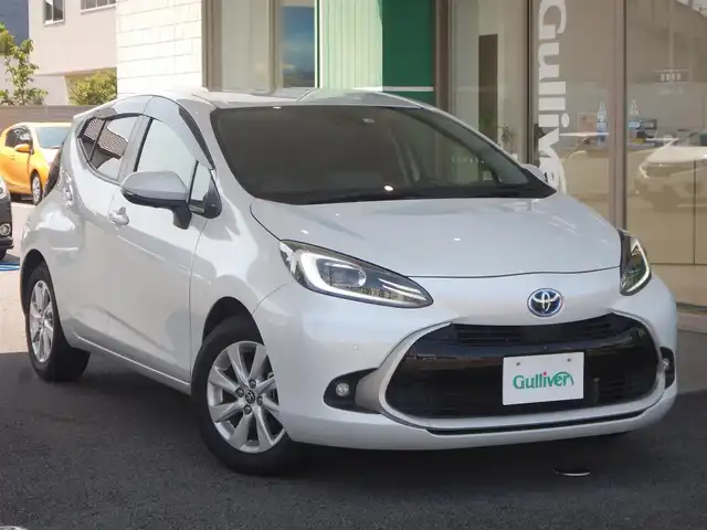 トヨタ アクア Z 静岡県 2022(令4)年 4.7万km プラチナホワイトパールマイカ PCS(衝突軽減ブレーキ)/LTA(レーントレーシングアシスト)/・操舵支援有り/・センタートレース有り/BSM（ブラインドスポットモニター)/RCTA(リヤクロストラフィックアラート)/PKSB(パーキングサポートブレーキ)/RSA(ロードサインアシスト)/クリアランスソナー/クルーズコントロール/本革ステアリング/ステアリングスイッチ/オートハイビーム/純正ナビゲーション/・Bluetooth接続/・フルセグ/・Miracast/・USB/ウインカー付きドアミラー/プッシュスタート/スマートキー×2/純正フロアマット/フォグライト/新車保証書/取扱説明書説明書