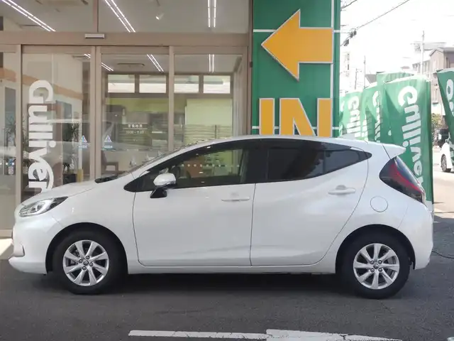 トヨタ アクア Z 静岡県 2022(令4)年 4.7万km プラチナホワイトパールマイカ PCS(衝突軽減ブレーキ)/LTA(レーントレーシングアシスト)/・操舵支援有り/・センタートレース有り/BSM（ブラインドスポットモニター)/RCTA(リヤクロストラフィックアラート)/PKSB(パーキングサポートブレーキ)/RSA(ロードサインアシスト)/クリアランスソナー/クルーズコントロール/本革ステアリング/ステアリングスイッチ/オートハイビーム/純正ナビゲーション/・Bluetooth接続/・フルセグ/・Miracast/・USB/ウインカー付きドアミラー/プッシュスタート/スマートキー×2/純正フロアマット/フォグライト/新車保証書/取扱説明書説明書
