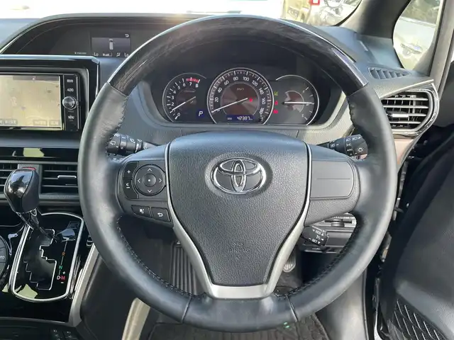 トヨタ エスクァイア Gi 滋賀県 2018(平30)年 4.3万km スパークリングブラックパールクリスタルシャイン 純正ナビ/CD/DVD/Bluetooth/フルセグテレビ/バックカメラ/両側パワースライドドア/ETC/セーフティセンスC/・プリクラッシュセーフティ/・レーンディパーチャーアラート/・オートマチックハイビーム/インテリジェントクリアランスソナー/クルーズコントロール/LEDヘッドライト/オートライト/ブラック合皮シート/シートヒーター /プッシュスタート /スマートキー
