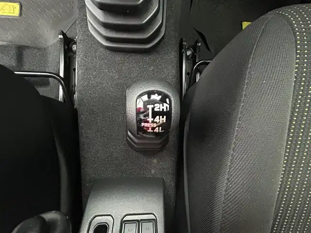 スズキ ジムニー シエラ JL 群馬県 2020(令2)年 2.8万km ジャングルグリーン 社外ディスプレイオーディオ　ダウンヒルコントロール　横滑り防止　ヘッドライトレベライザー　電動格納ミラー　オートエアコン　フォグ　シートヒーター　ビルトインＥＴＣ２．０　プッシュスタート　スマートキー