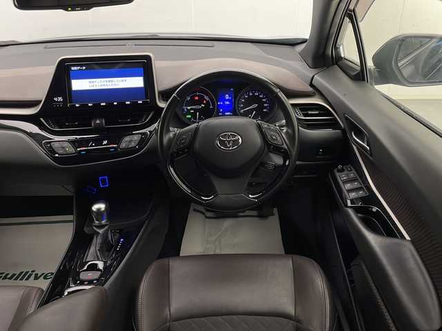 トヨタ Ｃ－ＨＲ G 宮崎県 2019(平31)年 4.3万km ブラックマイカ 禁煙車/トヨタセーフティセンス/純正9型ナビＴＶ/（NSZT-Y68T/CD/DVD/Bluetooth/フルセグTV)/純正バックカメラ/純正ビルトインETC/純正LEDオートライト/純正LEDフォグ/純正18インチアルミ/純正フロアマット/社外前後ドライブレコーダー/プリクラッシュセーフティ/アダプティブクルーズコントロール/オートマチックハイビーム/レーンディパーチャーアラート/ブラインドスポットモニター/クリアランスソナー/電子パーキング/オートホールド/前席シートヒーター/デュアルオートエアコン（ナノイー）/オート電動格納ミラー/本革巻ハンドル/スマートキー/プッシュエンジンスタート/新車時保証書/取扱い説明書