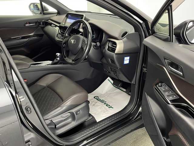 トヨタ Ｃ－ＨＲ G 宮崎県 2019(平31)年 4.3万km ブラックマイカ 禁煙車/トヨタセーフティセンス/純正9型ナビＴＶ/（NSZT-Y68T/CD/DVD/Bluetooth/フルセグTV)/純正バックカメラ/純正ビルトインETC/純正LEDオートライト/純正LEDフォグ/純正18インチアルミ/純正フロアマット/社外前後ドライブレコーダー/プリクラッシュセーフティ/アダプティブクルーズコントロール/オートマチックハイビーム/レーンディパーチャーアラート/ブラインドスポットモニター/クリアランスソナー/電子パーキング/オートホールド/前席シートヒーター/デュアルオートエアコン（ナノイー）/オート電動格納ミラー/本革巻ハンドル/スマートキー/プッシュエンジンスタート/新車時保証書/取扱い説明書