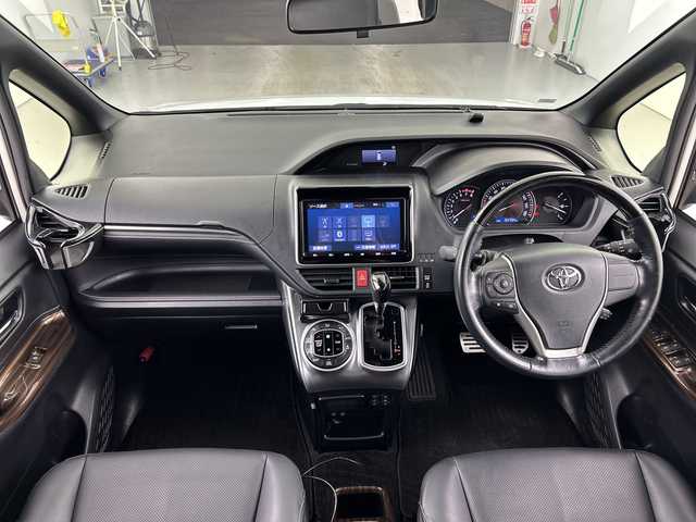 トヨタ エスクァイア Gi 愛知県 2018(平30)年 5.5万km ホワイトパールクリスタルシャイン 禁煙車/純正9インチナビ/（CD/DVD/Bluetooth/フルセグTV/SD/USB)/バックカメラ/サンルーフ/トヨタセーフティセンス/・プリクラッシュセーフティ/・レーンディパーチャーアラート/・オートマチックハイビーム/クルーズコントロール/ETC2.0/シートヒーター/両側パワースライドドア/アイドリングストップ/スマートキー/スペアキー有/プッシュスタート/LEDヘッドライト/フロントフォグランプ/純正フロアマット/純正15インチアルミホイール