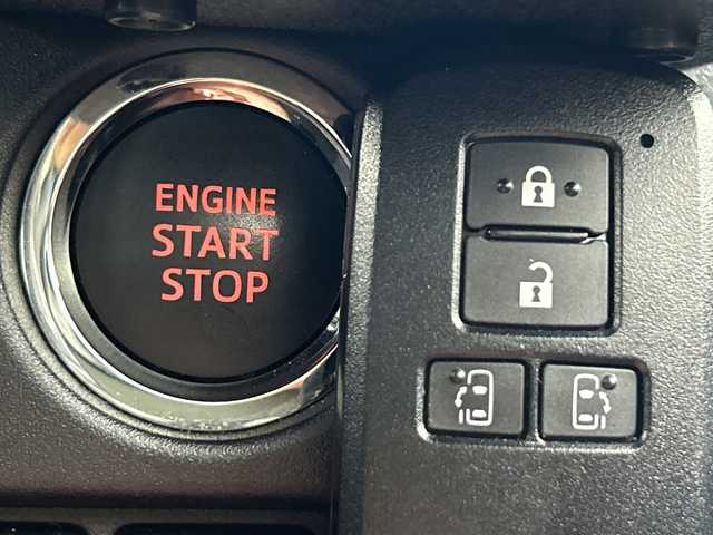 トヨタ エスクァイア Gi 愛知県 2018(平30)年 5.5万km ホワイトパールクリスタルシャイン 禁煙車/純正9インチナビ/（CD/DVD/Bluetooth/フルセグTV/SD/USB)/バックカメラ/サンルーフ/トヨタセーフティセンス/・プリクラッシュセーフティ/・レーンディパーチャーアラート/・オートマチックハイビーム/クルーズコントロール/ETC2.0/シートヒーター/両側パワースライドドア/アイドリングストップ/スマートキー/スペアキー有/プッシュスタート/LEDヘッドライト/フロントフォグランプ/純正フロアマット/純正15インチアルミホイール