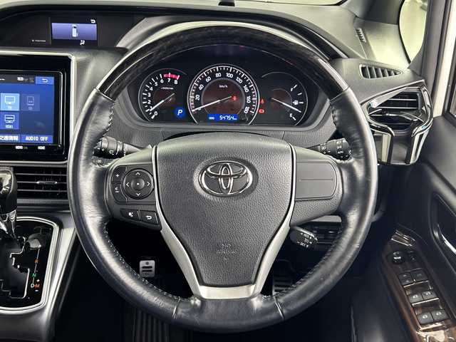 トヨタ エスクァイア Gi 愛知県 2018(平30)年 5.5万km ホワイトパールクリスタルシャイン 禁煙車/純正9インチナビ/（CD/DVD/Bluetooth/フルセグTV/SD/USB)/バックカメラ/サンルーフ/トヨタセーフティセンス/・プリクラッシュセーフティ/・レーンディパーチャーアラート/・オートマチックハイビーム/クルーズコントロール/ETC2.0/シートヒーター/両側パワースライドドア/アイドリングストップ/スマートキー/スペアキー有/プッシュスタート/LEDヘッドライト/フロントフォグランプ/純正フロアマット/純正15インチアルミホイール