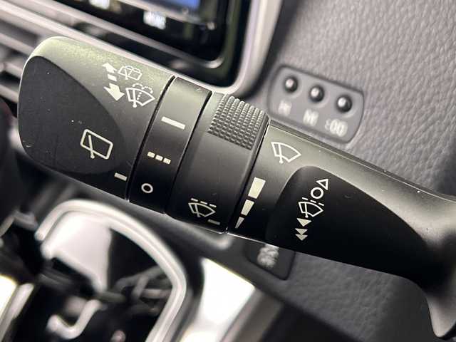 トヨタ エスクァイア Gi 愛知県 2018(平30)年 5.5万km ホワイトパールクリスタルシャイン 禁煙車/純正9インチナビ/（CD/DVD/Bluetooth/フルセグTV/SD/USB)/バックカメラ/サンルーフ/トヨタセーフティセンス/・プリクラッシュセーフティ/・レーンディパーチャーアラート/・オートマチックハイビーム/クルーズコントロール/ETC2.0/シートヒーター/両側パワースライドドア/アイドリングストップ/スマートキー/スペアキー有/プッシュスタート/LEDヘッドライト/フロントフォグランプ/純正フロアマット/純正15インチアルミホイール