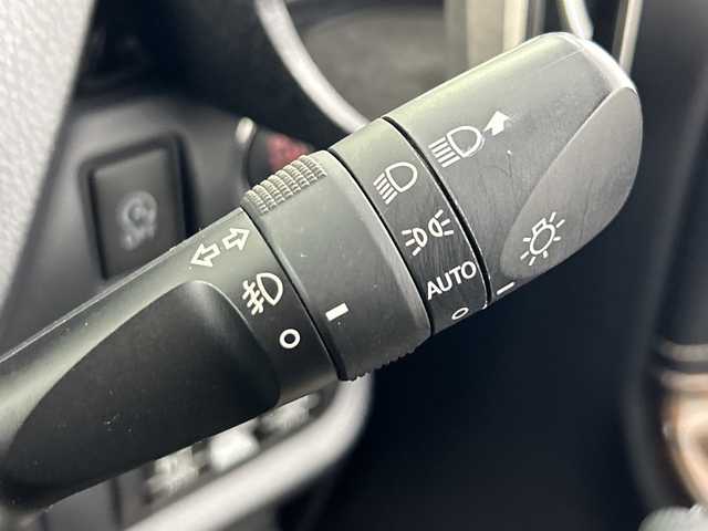トヨタ エスクァイア Gi 愛知県 2018(平30)年 5.5万km ホワイトパールクリスタルシャイン 禁煙車/純正9インチナビ/（CD/DVD/Bluetooth/フルセグTV/SD/USB)/バックカメラ/サンルーフ/トヨタセーフティセンス/・プリクラッシュセーフティ/・レーンディパーチャーアラート/・オートマチックハイビーム/クルーズコントロール/ETC2.0/シートヒーター/両側パワースライドドア/アイドリングストップ/スマートキー/スペアキー有/プッシュスタート/LEDヘッドライト/フロントフォグランプ/純正フロアマット/純正15インチアルミホイール