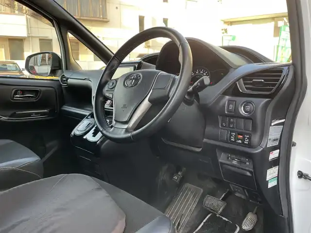 トヨタ ノア Si ダブルバイビーⅡ 岡山県 2019(平31)年 2.4万km ホワイトパールクリスタルシャイン 登録時走行距離23742km/純正SDナビ/(AM/FM/TV/DISC/BT)/衝突被害軽減システム/クルーズコントロール/アイドリングストップ/オートマチックハイビーム/ビルトインETC/ドライブレコーダー/バックカメラ/両側パワースライドドア/ウォークスルー/MTモード付AT/プッシュスタート/スマートキー/スペアキー/純正１６インチアルミホイール