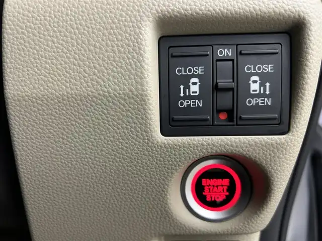 ホンダ Ｎ ＢＯＸ G EX ターボ ホンダセンシング 千葉県 2018(平30)年 4.7万km ルナシルバーM ホンダ センシング（安全運転支援システム）/・衝突軽減ブレーキ/・誤発進抑制機能/・後方誤発進抑制機能/・歩行者事故低減ステアリング/・先行車発進お知らせ機能/・アダプティブクルーズコントロール/・車線維持支援システム/・オートハイビーム/・標識認識機能/・路外逸脱抑制機能/純正7インチメモリーナビ/・CD/DVD/・ワンセグTV/・バックカメラ/両側パワースライドドア/スマートキー/リアコーナーセンサー/LEDヘッドライト/ビルトインETC/純正フロアマット