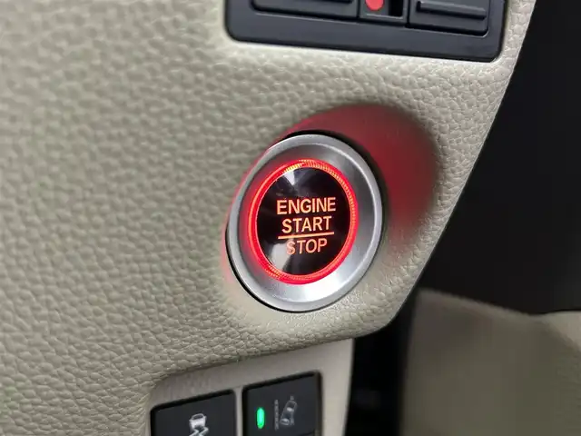 ホンダ Ｎ ＢＯＸ G EX ターボ ホンダセンシング 千葉県 2018(平30)年 4.7万km ルナシルバーM ホンダ センシング（安全運転支援システム）/・衝突軽減ブレーキ/・誤発進抑制機能/・後方誤発進抑制機能/・歩行者事故低減ステアリング/・先行車発進お知らせ機能/・アダプティブクルーズコントロール/・車線維持支援システム/・オートハイビーム/・標識認識機能/・路外逸脱抑制機能/純正7インチメモリーナビ/・CD/DVD/・ワンセグTV/・バックカメラ/両側パワースライドドア/スマートキー/リアコーナーセンサー/LEDヘッドライト/ビルトインETC/純正フロアマット